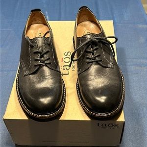 Taos “Work It” Oxfords in Graphite Leather